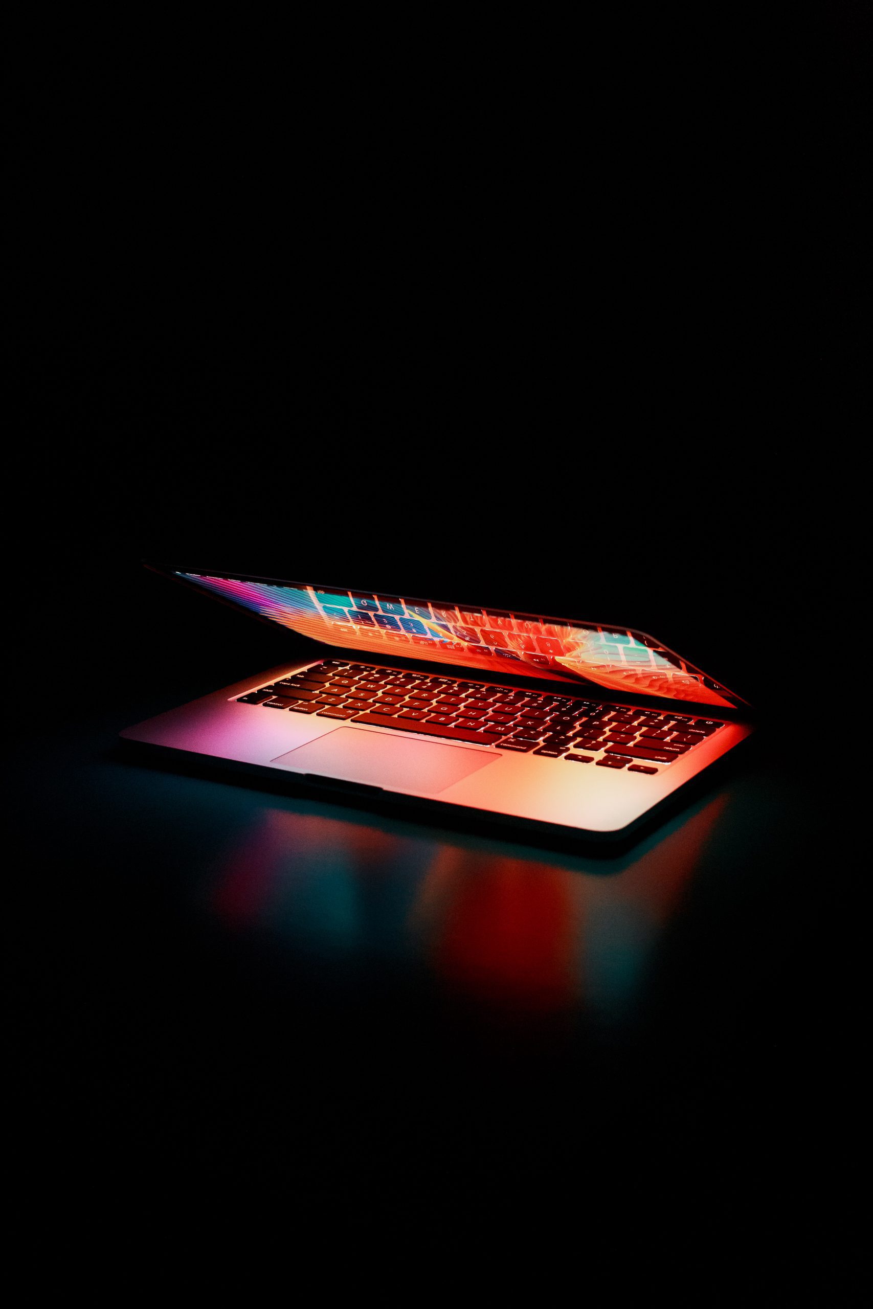 Ordinateur portable ouvert sur un bureau — marketing digital et visibilité en ligne