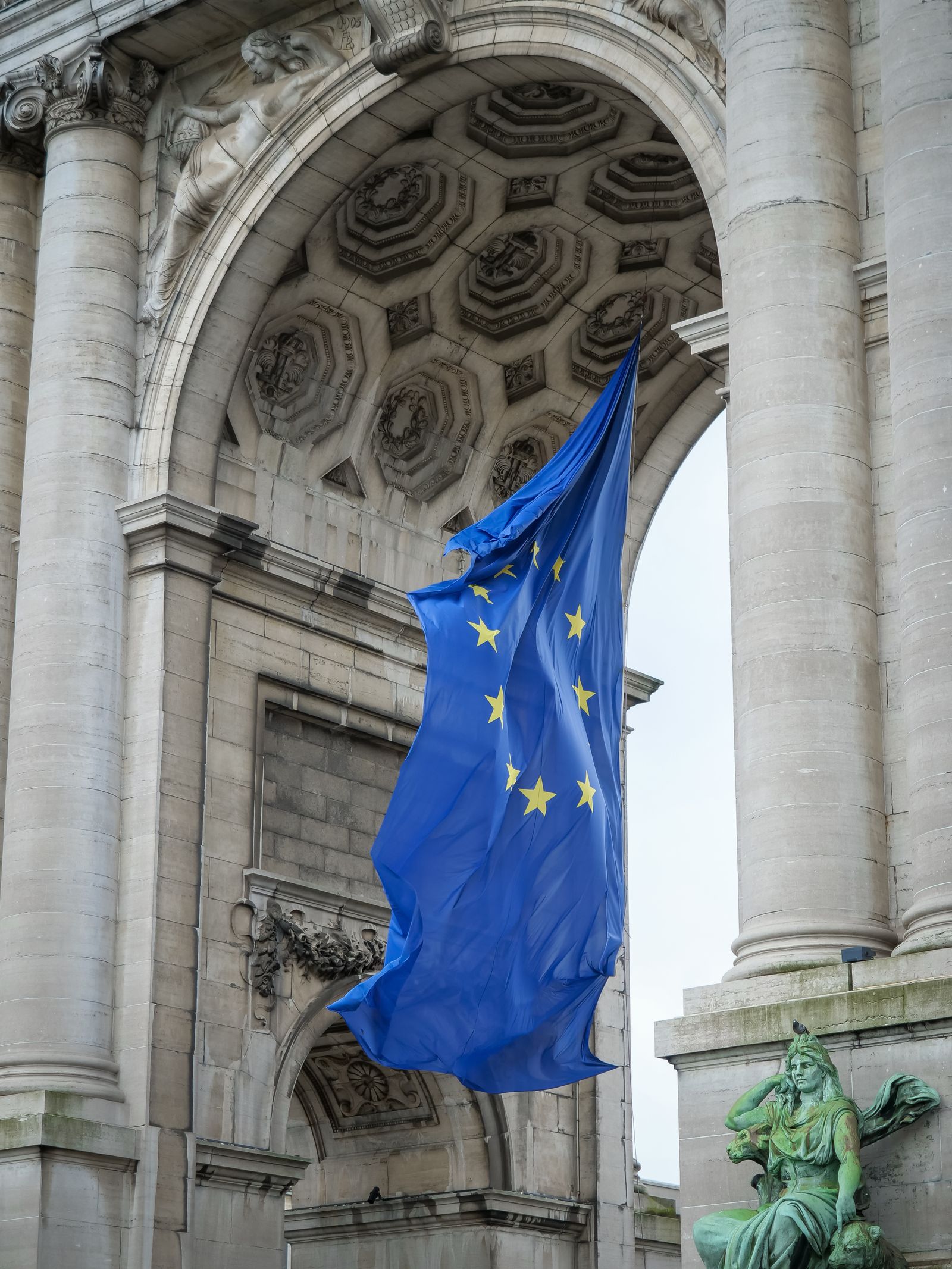 Drapeau de l’Union européenne sur l’arcade du Cinquantenaire à Bruxelles