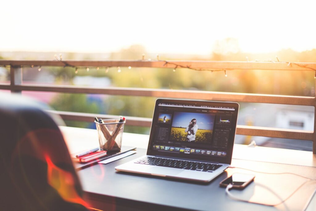 Ordinateur portable sur un bureau lumineux, symbole d’un travail automatisé et efficace