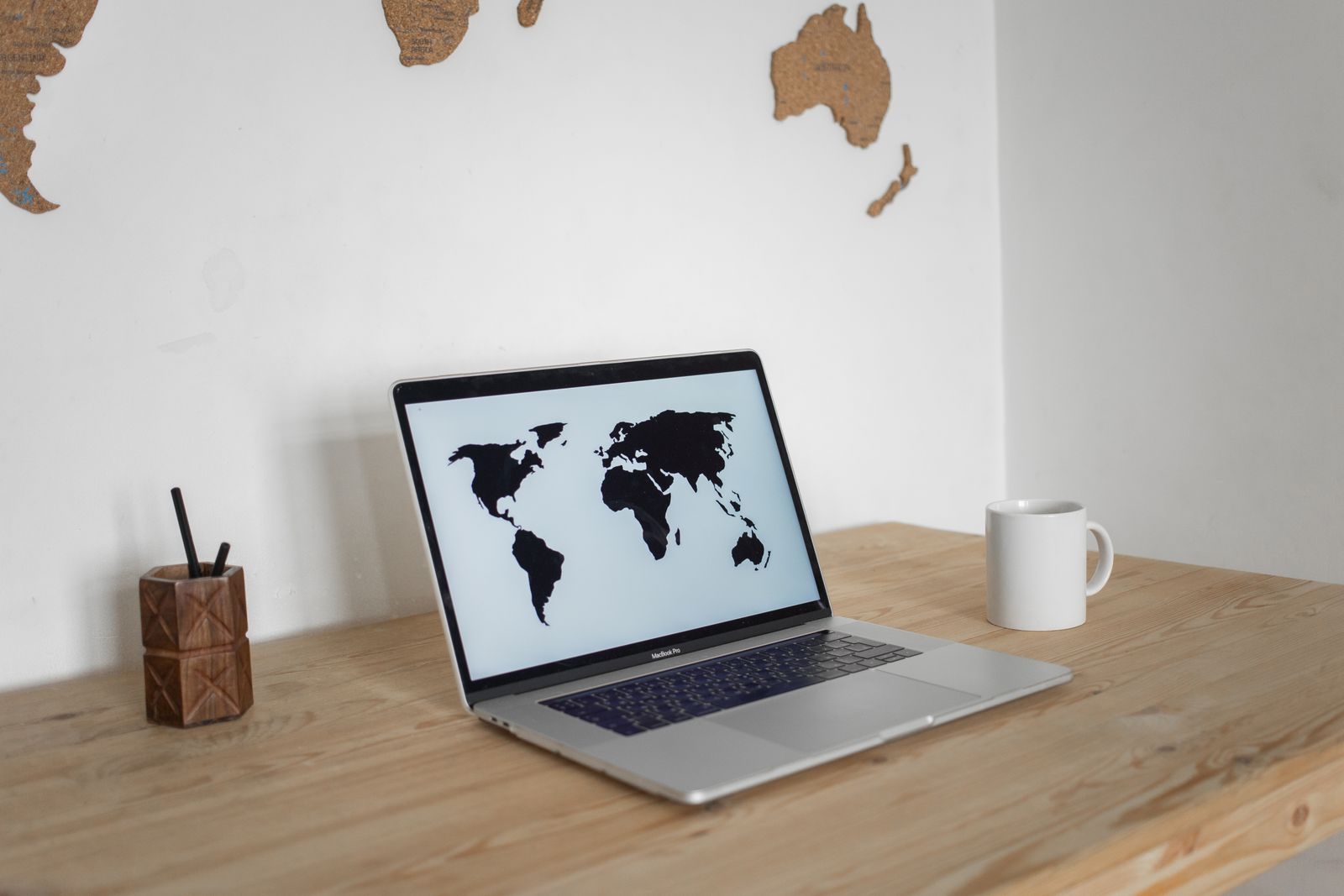 Ordinateur portable affichant une carte du monde, symbole d’un site multilingue tourné vers l’international