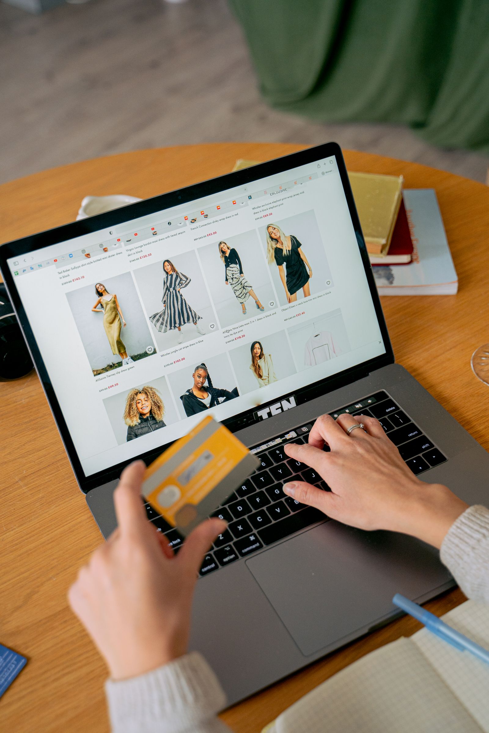 Achat sur une boutique en ligne depuis un ordinateur portable, carte bancaire en main