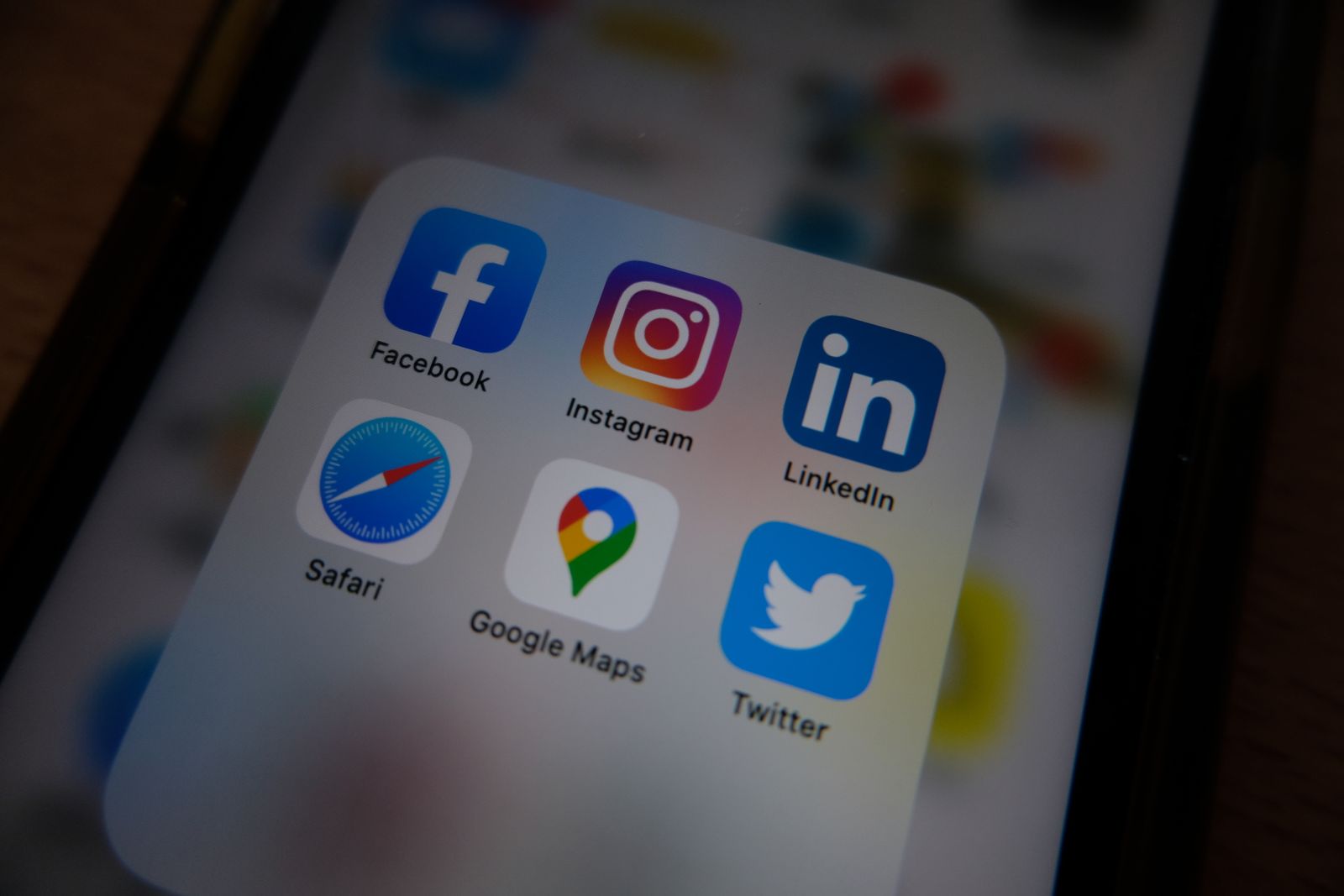Smartphone affichant les icônes des réseaux sociaux (Facebook, Instagram, LinkedIn)