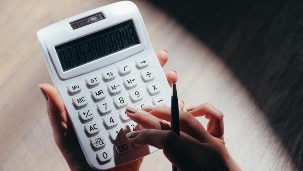 Calcul du budget d’un projet sur une calculatrice