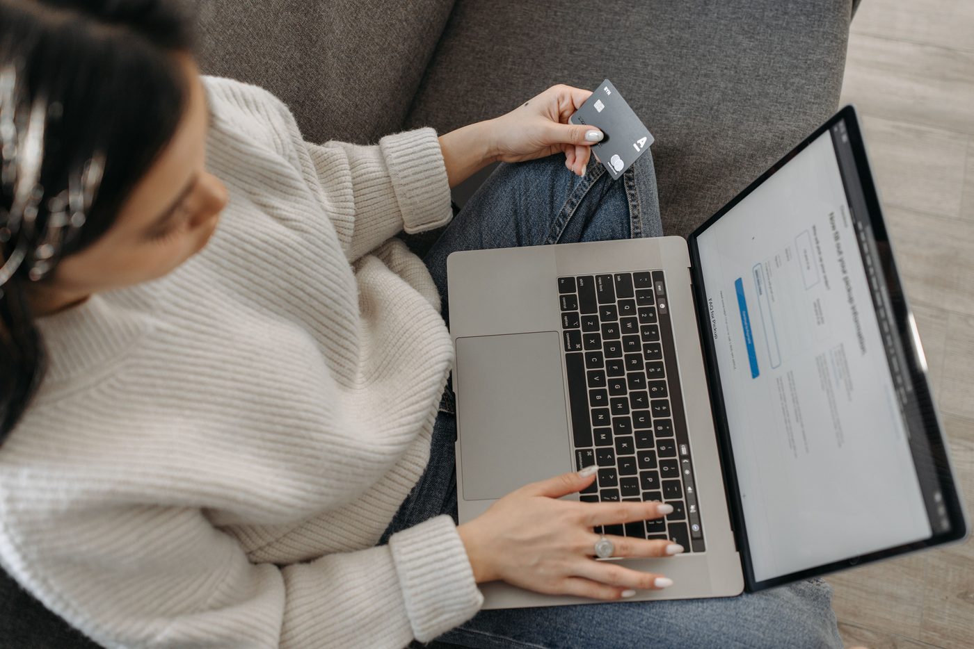 phishing en entreprise : paiement en ligne sur un site suspect avec une carte bancaire