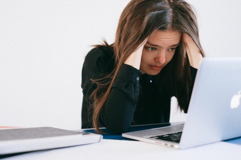 Dirigeante débordée devant son ordinateur portable