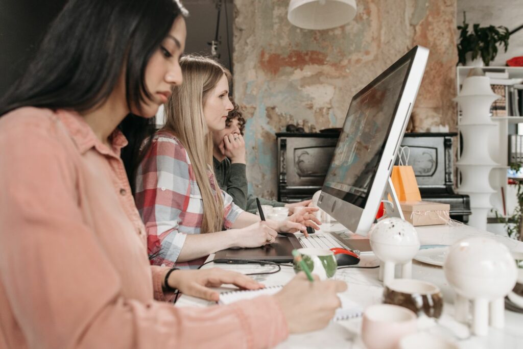 Équipe d'une PME de services au bureau